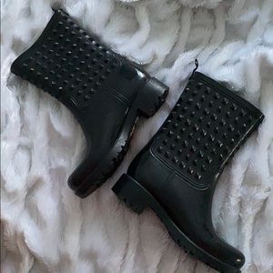 Rubber studded rain boots size 6